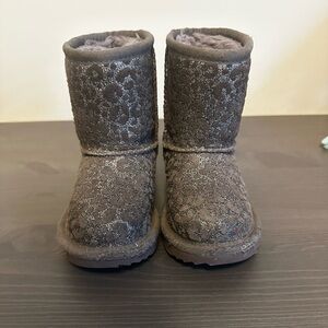 Toddler size 7 Uggs.